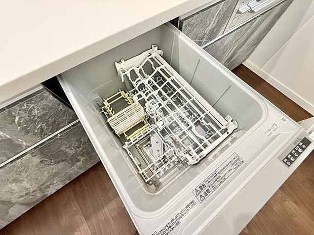 食器洗乾燥機付きで家族の食器もピカピカ。後片付けもラクラクこなせて、日々の生活には欠かせない便利設備。環境にもママの手にも優しいのがうれしいですね。