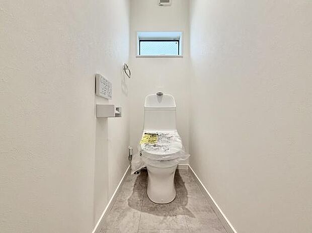 清潔感のあるトイレです!タオルフォルダーも付いておりそのまま手洗いもできます。