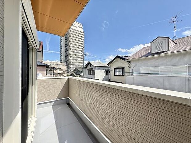 太陽の光と爽やかな風を受けたお洗濯物はあっという間に乾き、取りこむ時には太陽の匂いを感じられそうですね♪