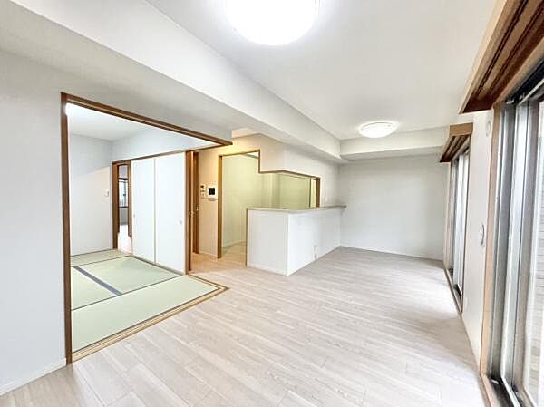 ここにはみんなが集い、食事と楽しい会話が始まる。話に夢中になりすぎて、ついつい時を忘れてしまう。そんな束の間の幸せを感じさせてくれる場所。