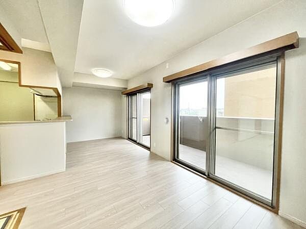 室内にいても、たっぷりの陽光と爽やかな風を感じて頂けます！ご家族と穏やかに過ごす、心地の良い時間が流れます。