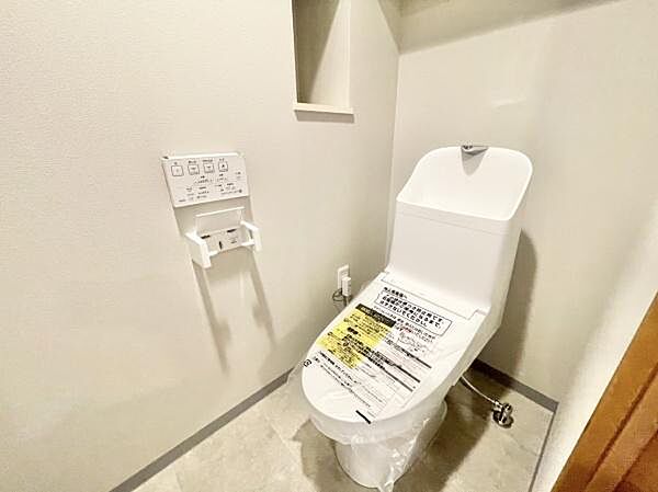 清潔感のあるトイレです！タオルフォルダーも付いておりそのまま手洗いもできます。