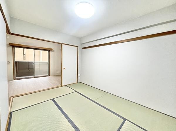 LDKと隣接した6畳の和室。開けることで、開放感あふれる空間に！