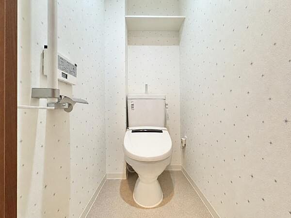 清潔感のある広々トイレです♪節水型でエコなトイレには、今では当たり前のウォシュレット付き。便座を温める機能付き！