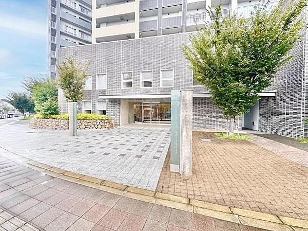 周辺には、コンビニやスーパーなどの生活に便利な施設が揃っております♪