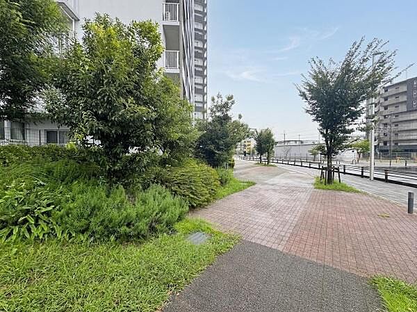 毎日のお散歩も快適なエリアで、ゆとりある住環境が整っています。