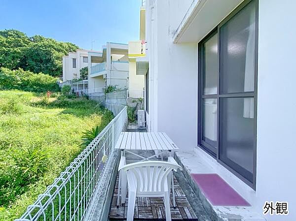 裏手側は草原地帯で癒しの緑が