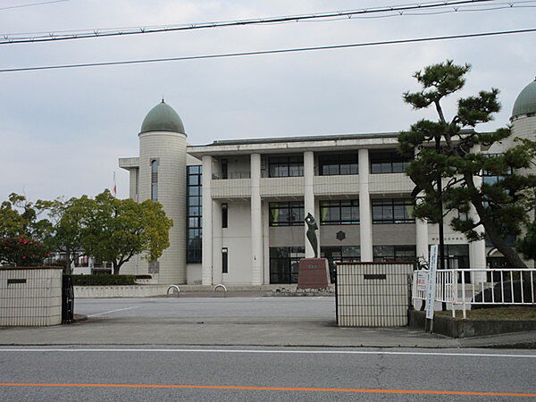 長浜市立北中学校まで563m