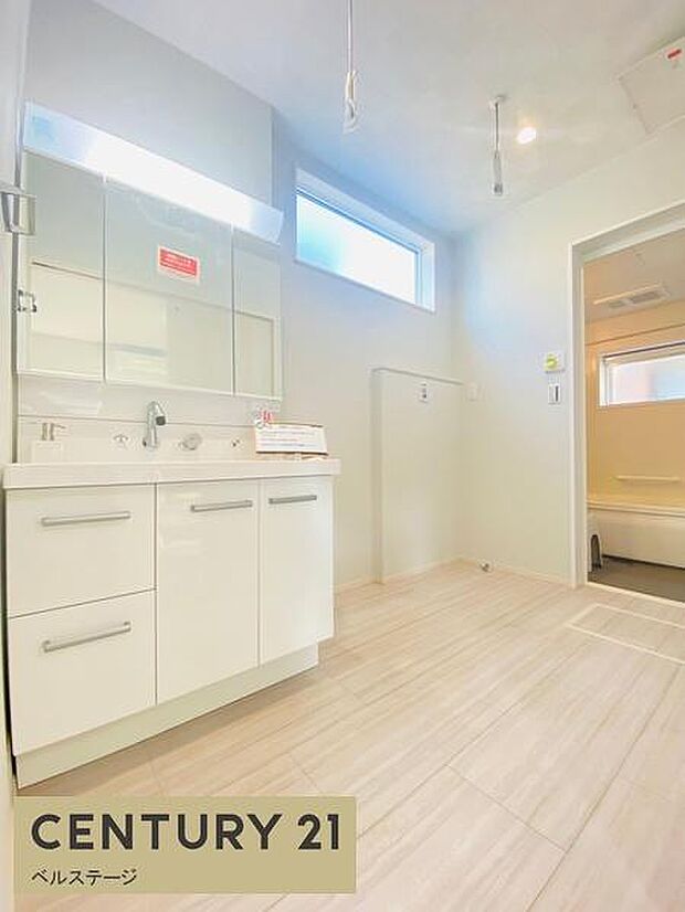 広々洗面所で朝の支度も楽々！