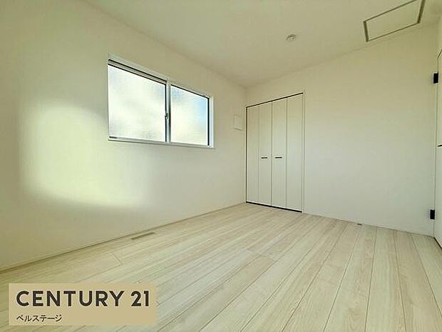 明るい洋室で気分も上がります!