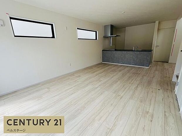 開放感と空間の広がりを演出させたリビング