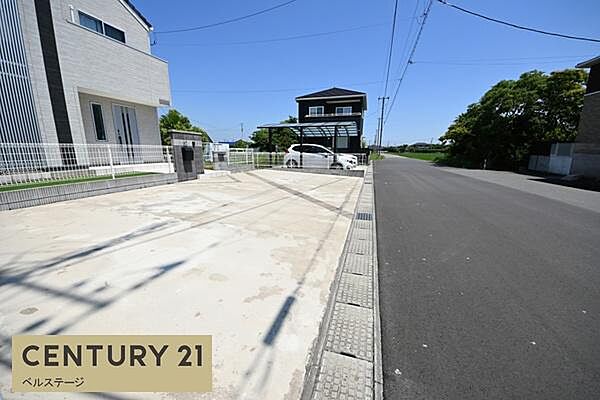 広い前面道路で駐車が苦手な方でも安心