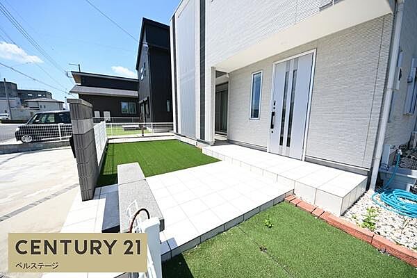 お庭は、お花や鉢植えで彩るのも素敵です！