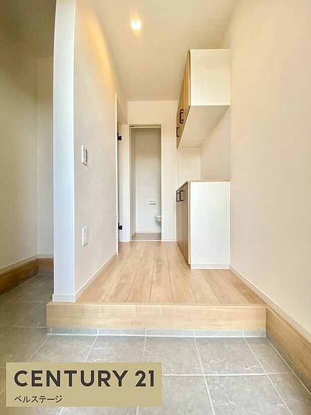 温かく迎えてくれる明るい玄関!