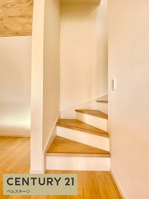 明るく綺麗な階段!