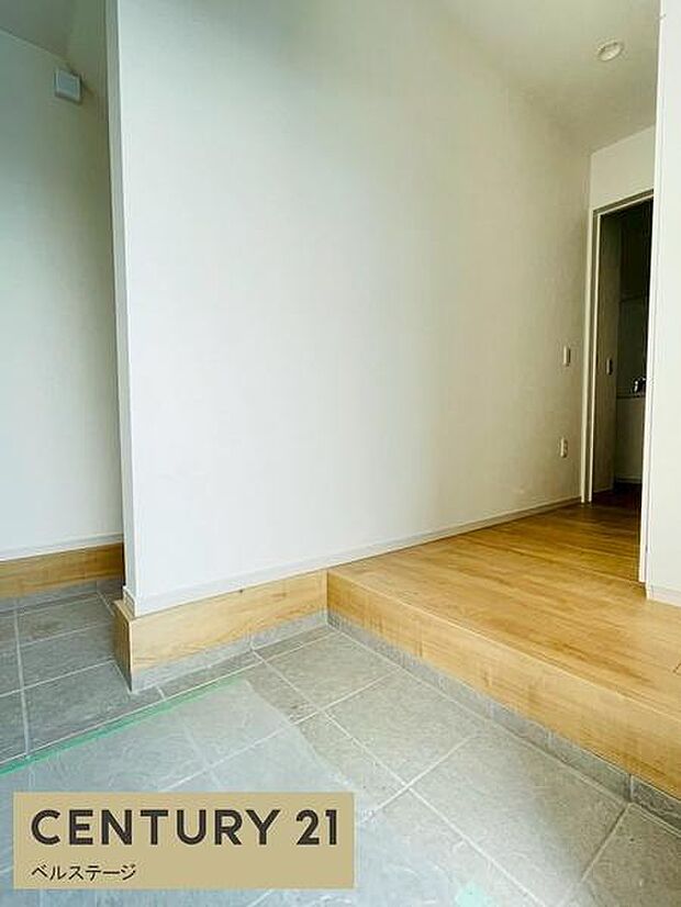 広く温かみのある玄関でほっこりします!