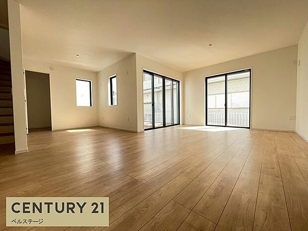 大きな窓からたっぷり陽光が入ります!