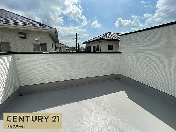 広々のバルコニーでお布団も干せます!