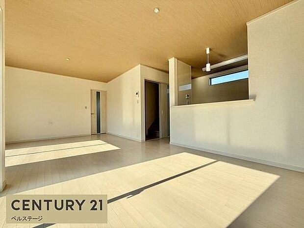 明るい広いダイニングスペース！