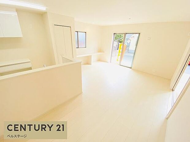 同仕様　日当たり良好、広々としたリビング