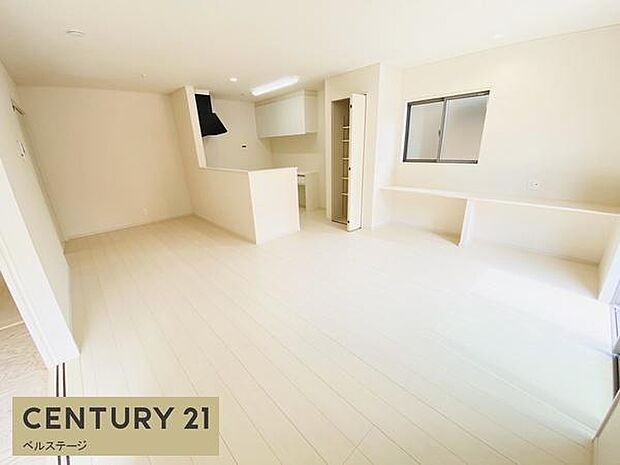 同仕様　木のぬくもり感じる明るいリビング