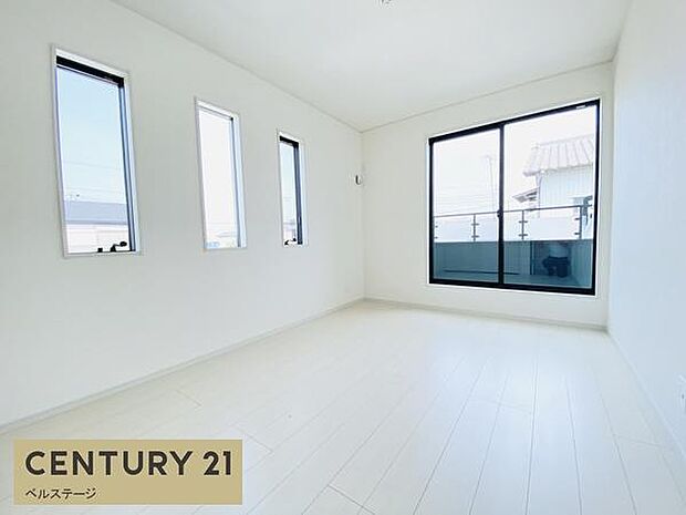 同仕様　窓からしっかり光が入りポカポカ！