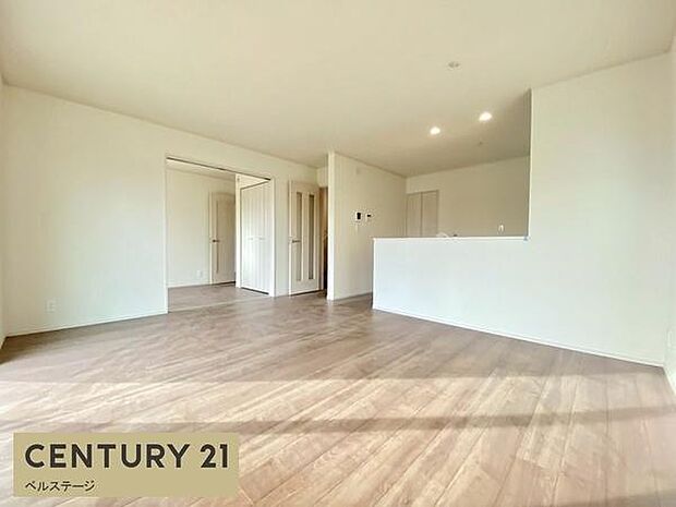 大きな窓からたっぷり陽光が入ります！