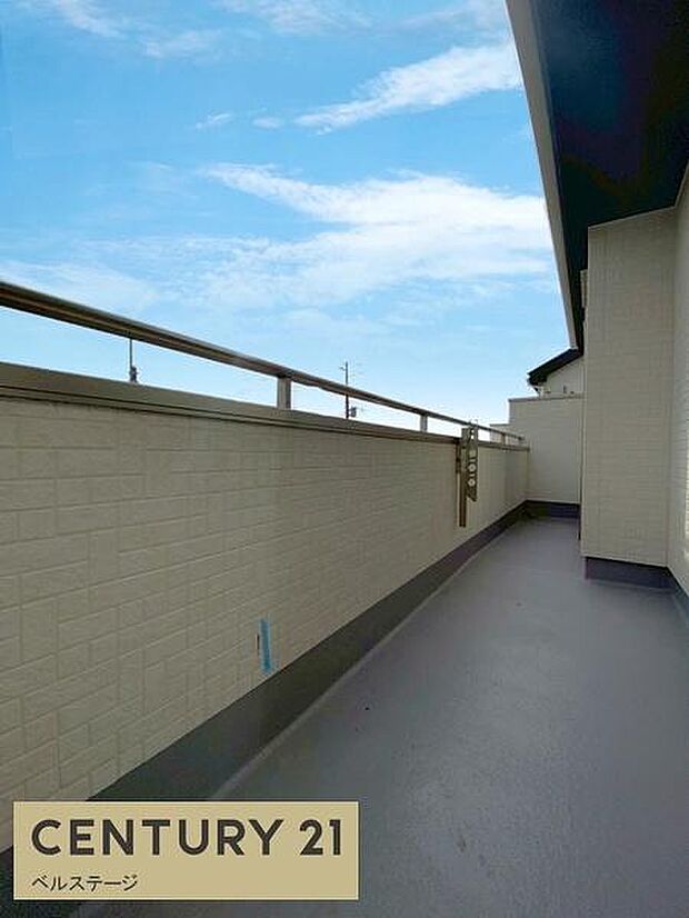 心地よい風と陽光を感じるバルコニー！