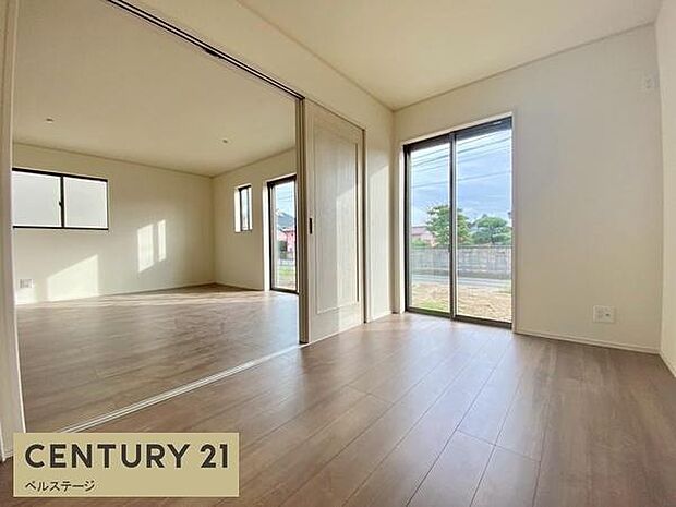 窓から心地よい日差しが注ぎます