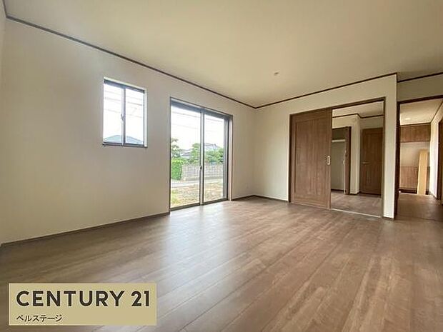 大きな窓からたっぷり陽光が入ります！