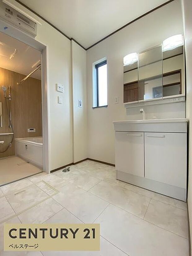 清潔感たっぷりの明るい洗面台です！