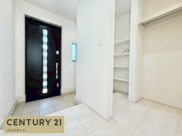 温かく迎えてくれる明るい玄関！