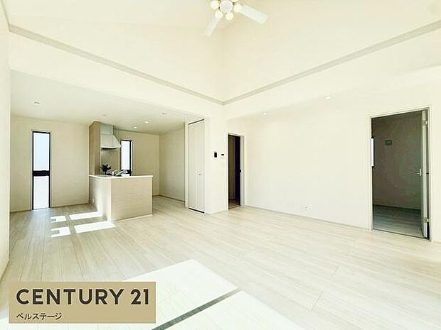 大きな窓からたっぷり陽光が入ります！