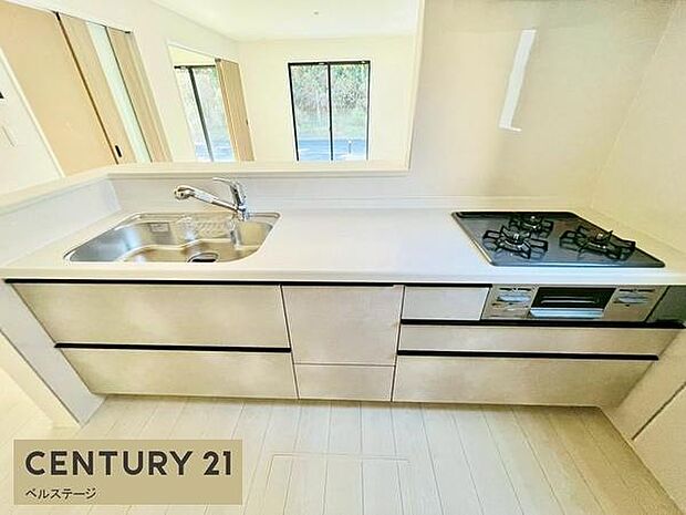 とても広くみんなで料理が楽しめます!