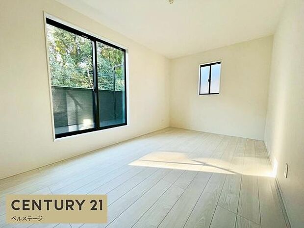 明るい洋室で気分も上がります!