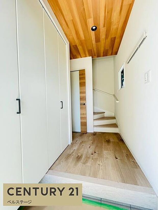 温かく迎えてくれる明るい玄関！