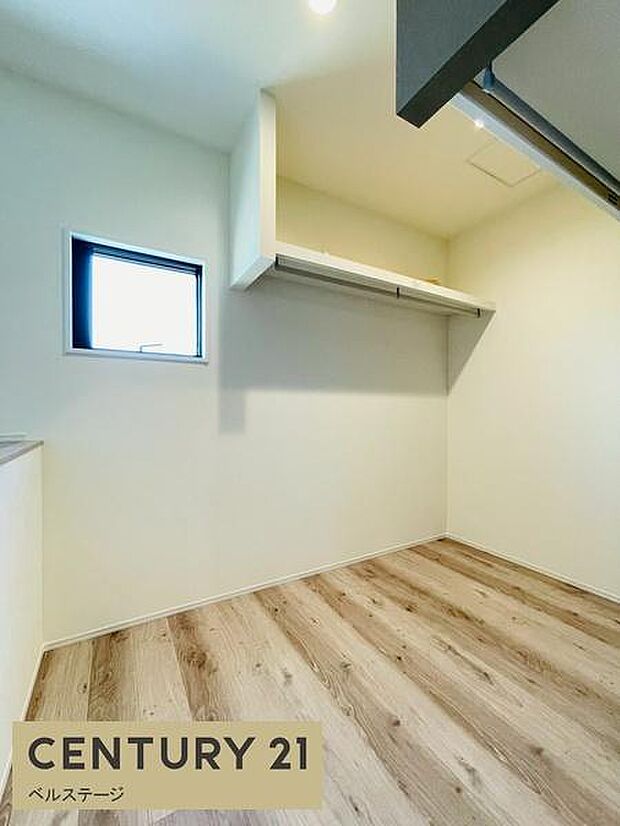 棚付きの収納で色々な物を収納可能です！