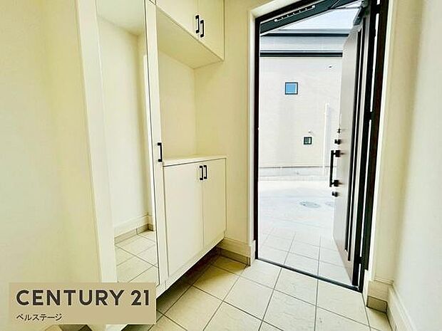 温かく迎えてくれる明るい玄関！