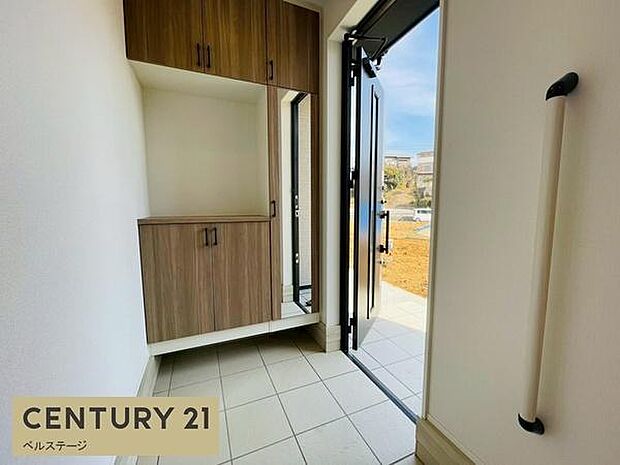 温かく迎えてくれる明るい玄関！