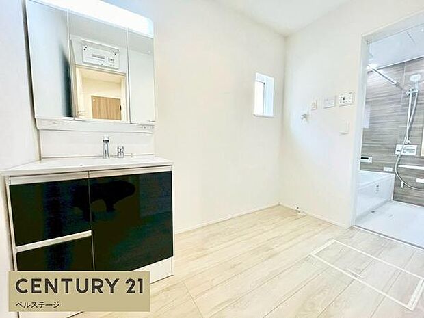 広々した明るい洗面場！