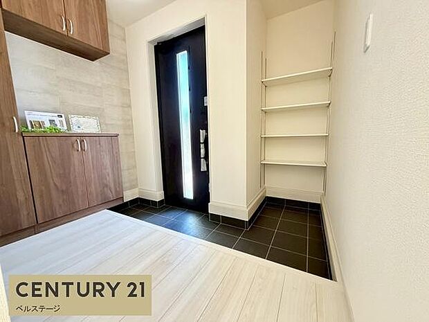 広く温かみのある玄関でほっこりします！