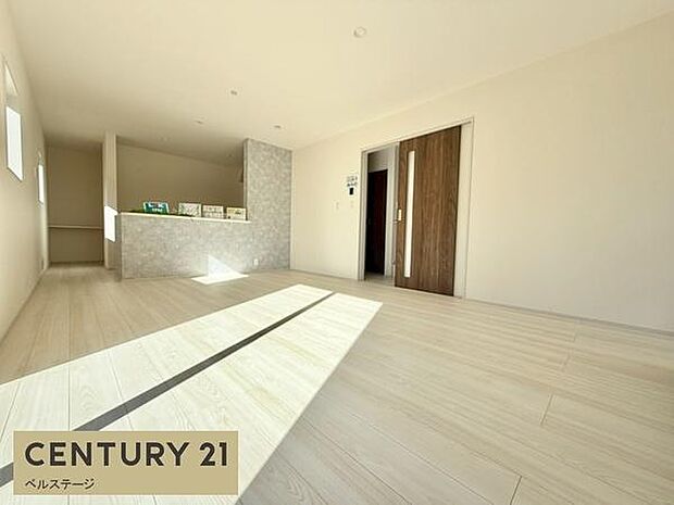 明るい広いダイニングスペース！