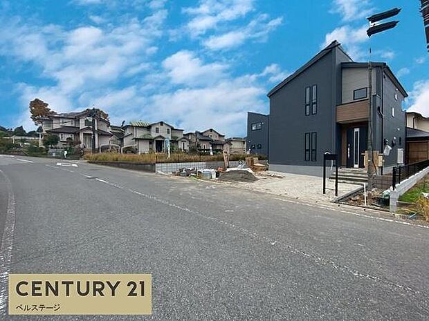 広い前面道路で駐車が苦手な方でも安心！