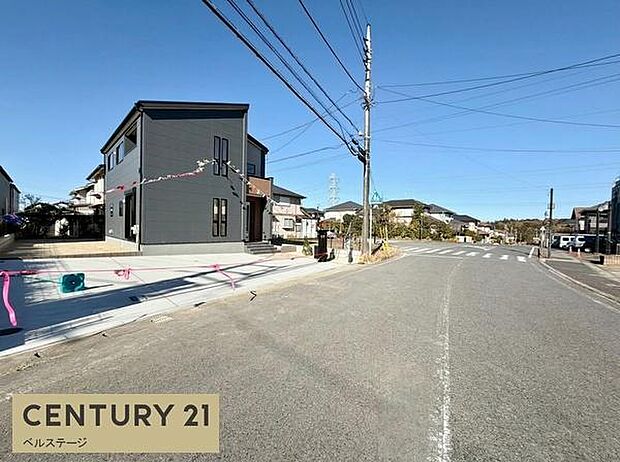 広い前面道路で駐車が苦手な方でも安心！