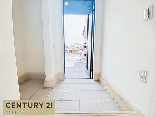 同仕様　温かく迎えてくれる明るい玄関！