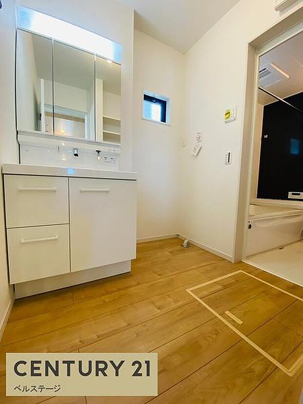 同仕様　広々洗面所で朝の支度も楽々！