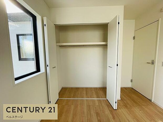 同仕様　洋服がたくさん入りますね！