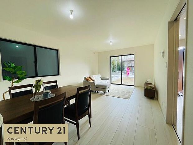 同仕様　ゆったりくつろげる広々リビング！