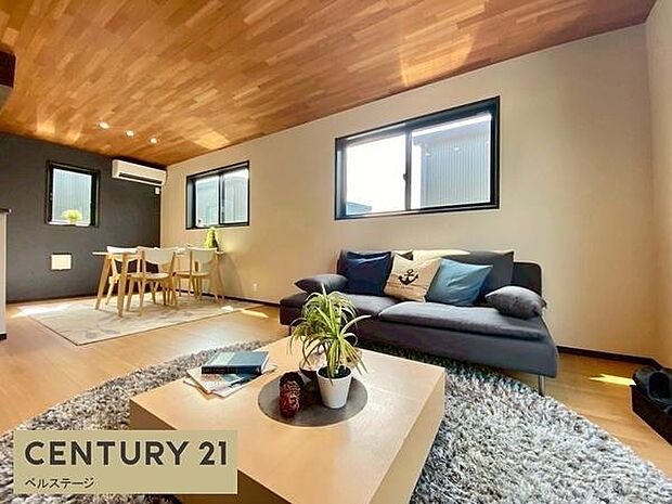 大きな窓からたっぷり陽光が入ります!