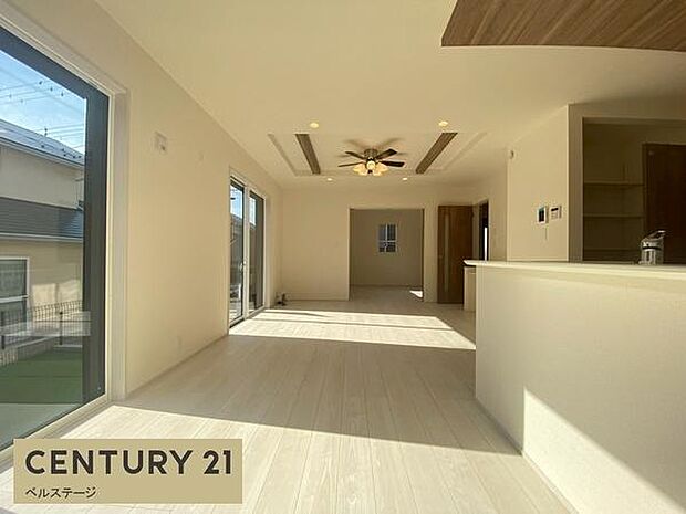 大きな窓からたっぷり陽光が入ります！